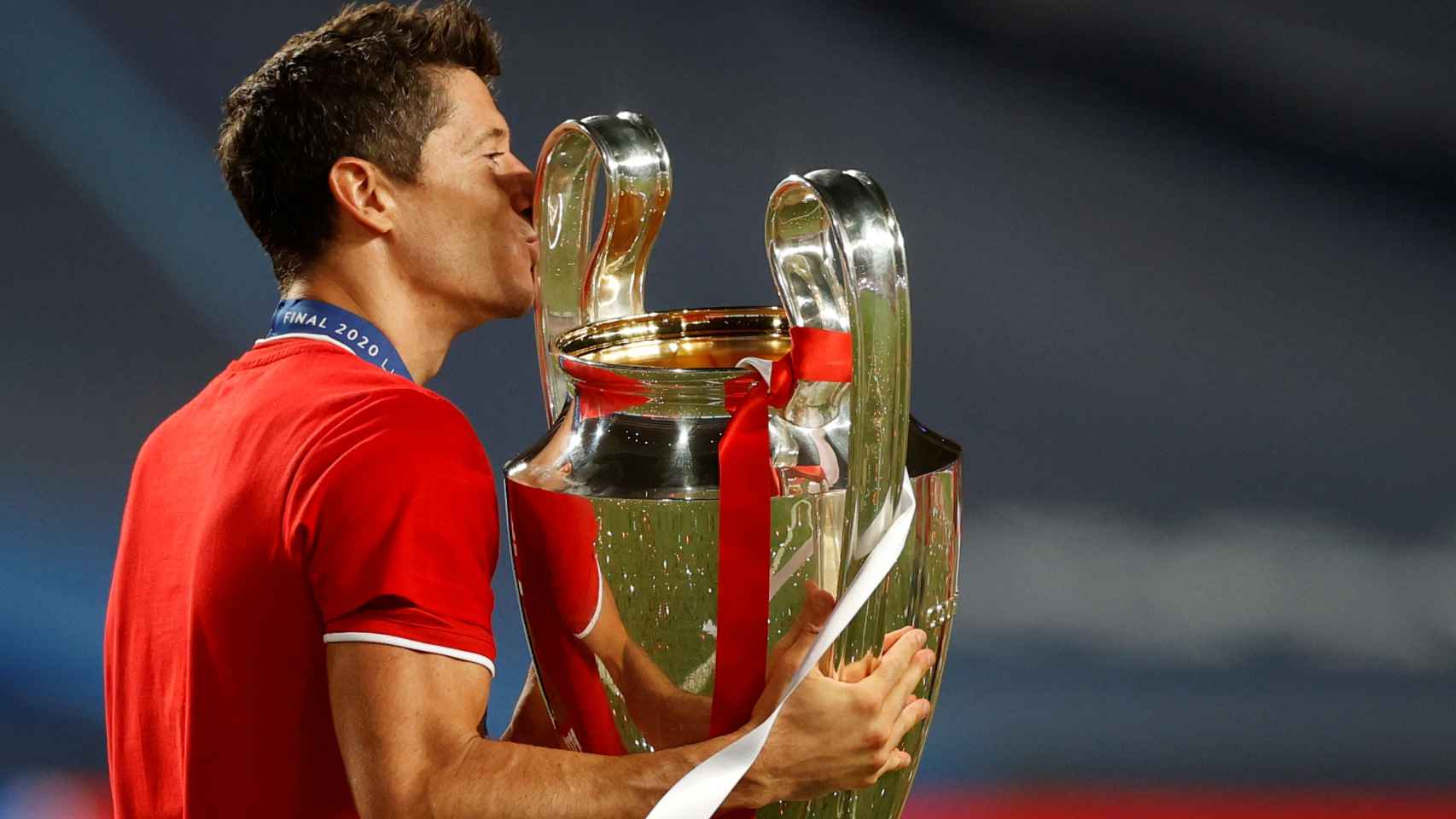 Lewandowski besando el trofeo de la Champions League