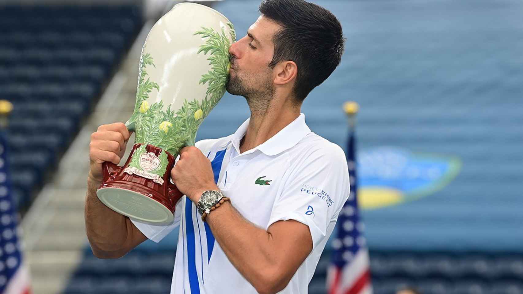 Djokovic besa el trofeo ganado en Cincinnati