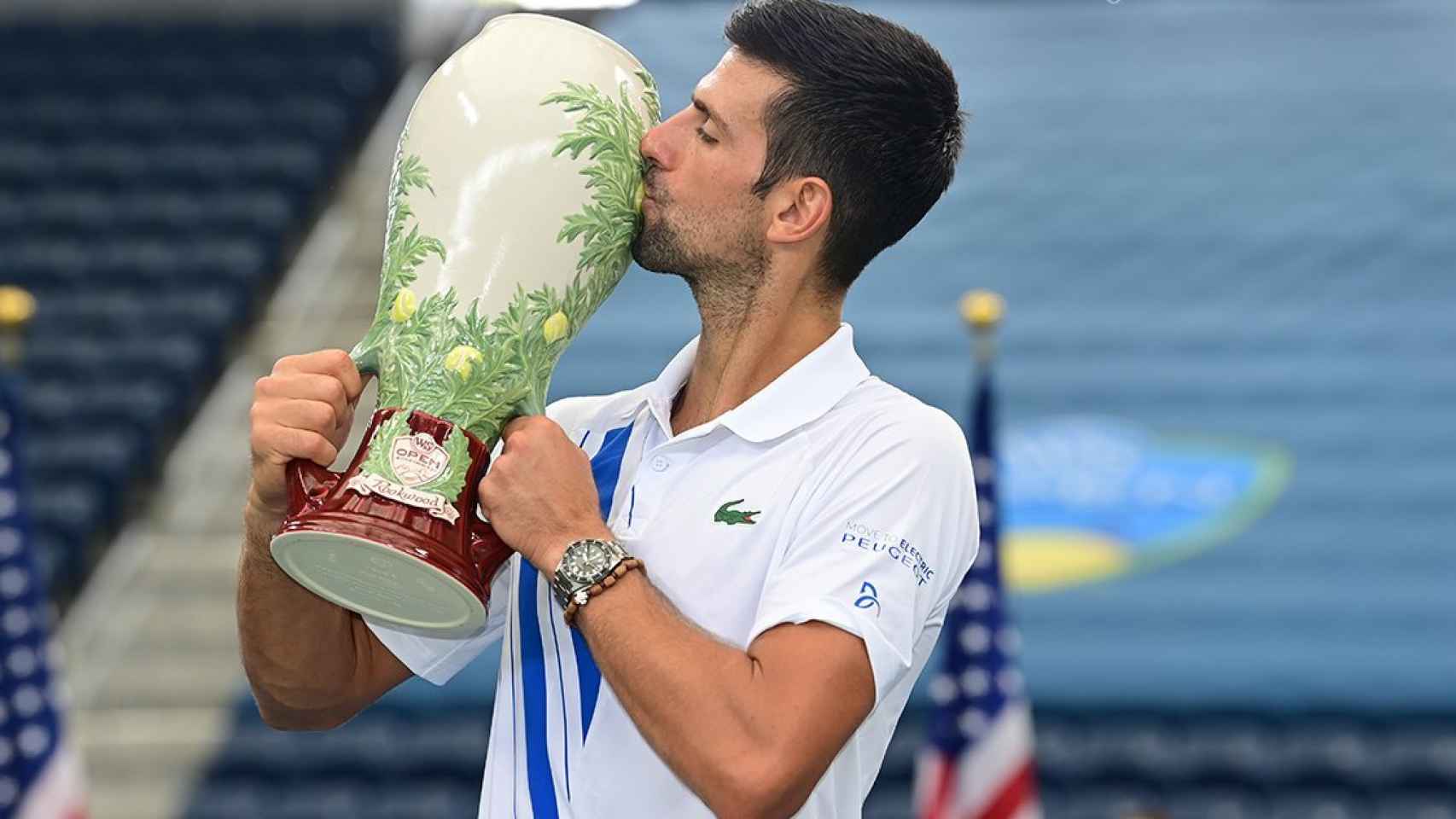 Djokovic besa el trofeo ganado en Cincinnati