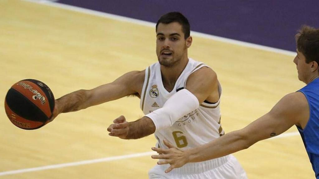 Abalde durante un partido con el Real Madrid de Balocnesto