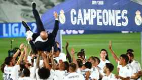 La plantilla de Real Madrid festeja con Zidane el título de La Liga