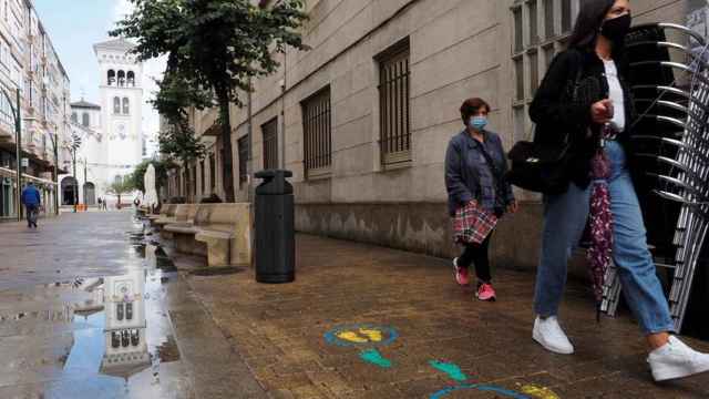 Varias personas caminan por la calle Divina Pastora en el barrio de A Milagrosa en Lugo.