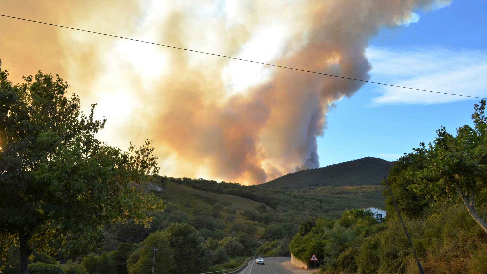 Medios aéreos y terrestres trabajan en la extinción de un incendio forestal declarado en el Valle del Jerte