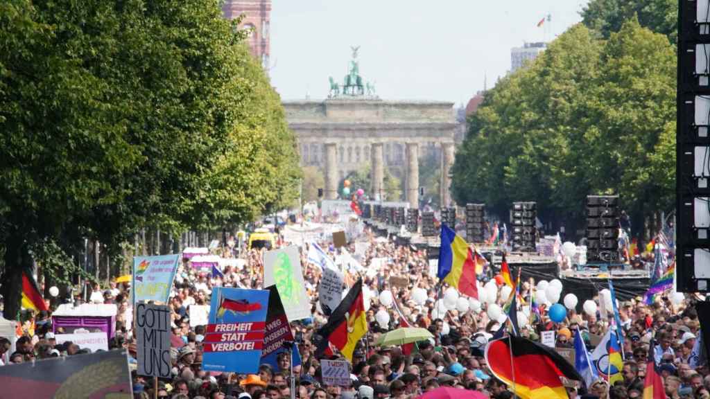 Miles de personas se han concentrado este viernes frente a la Puerta de Brandemburgo.