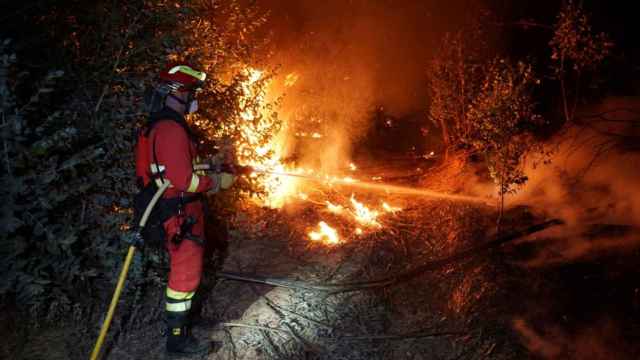 Más de 200 efectivos del Infoca y de la UME trabajan para extinguir el incendio de Almonaster la Real (Huelva).