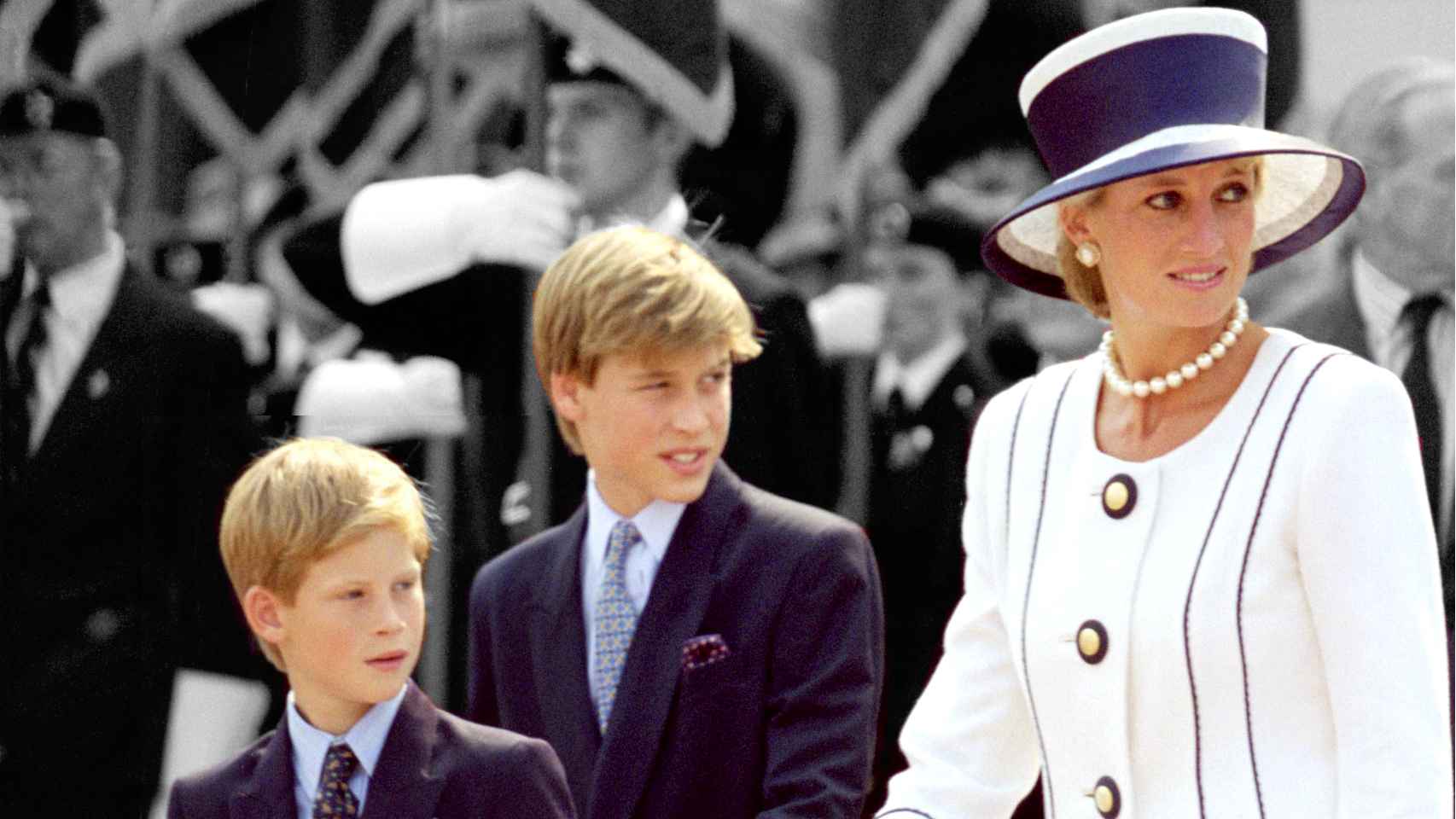 Harry y Guillermo de Inglaterra junto a su madre, Lady Di, poco antes de morir.