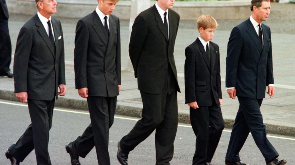 Los hijos de Lady Di en el triste día de su funeral.