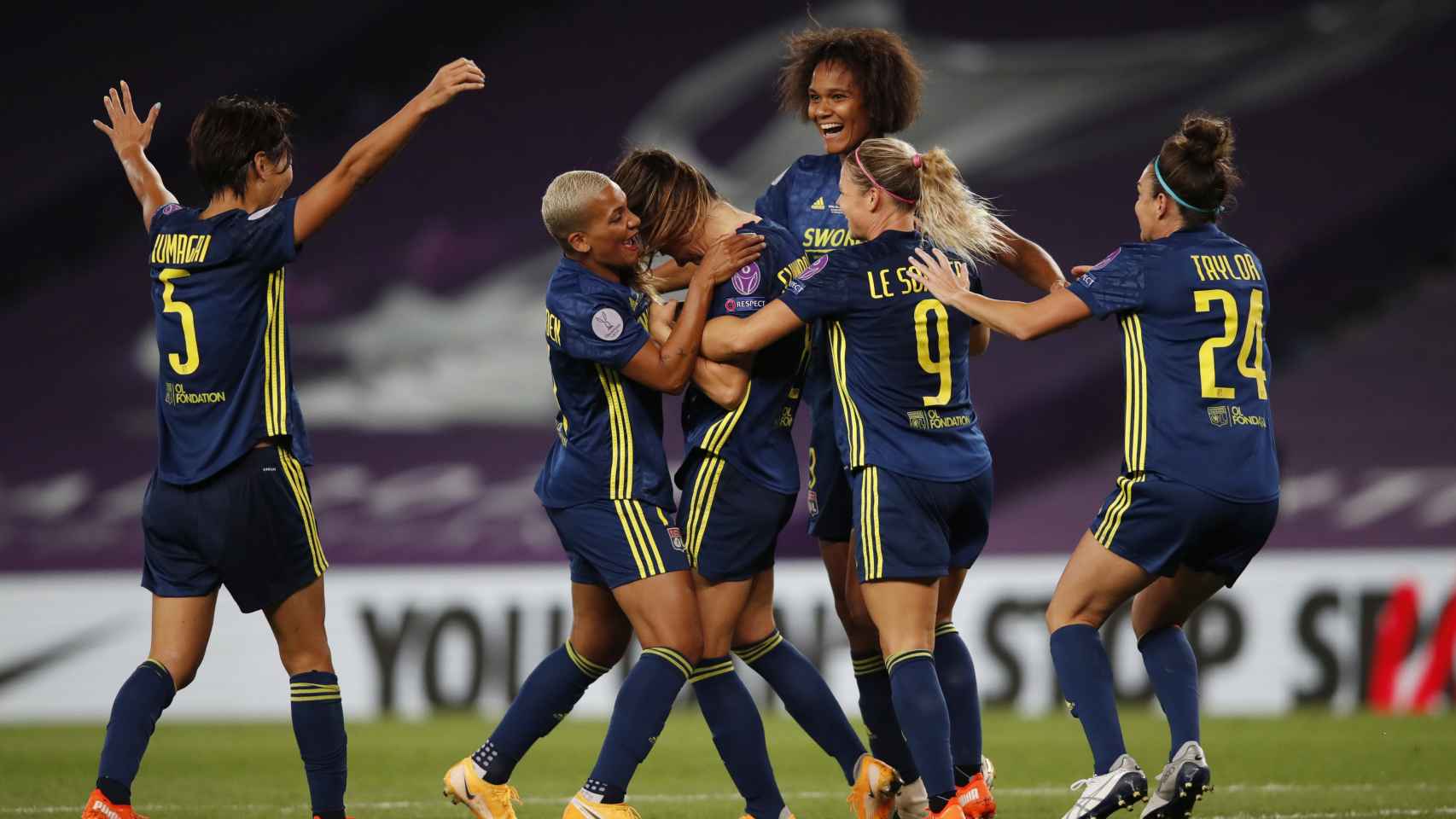 Las futbolistas del Olympique de Lyon celebran un gol en la final de la Women's Champions League