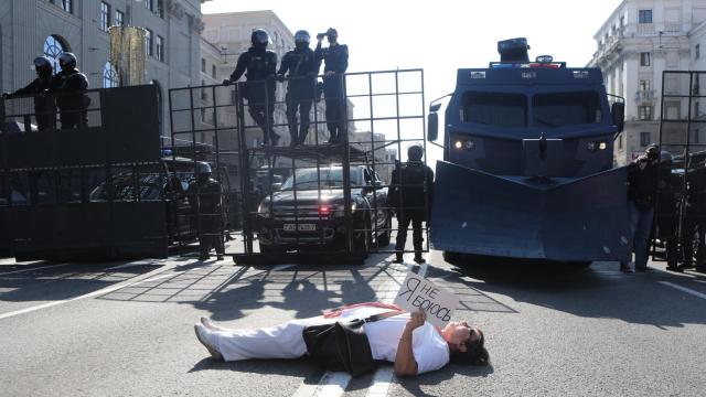 Un manifestante ante los disturbios en Minsk con una pancarta en la que se lee 'No tengo miedo'.