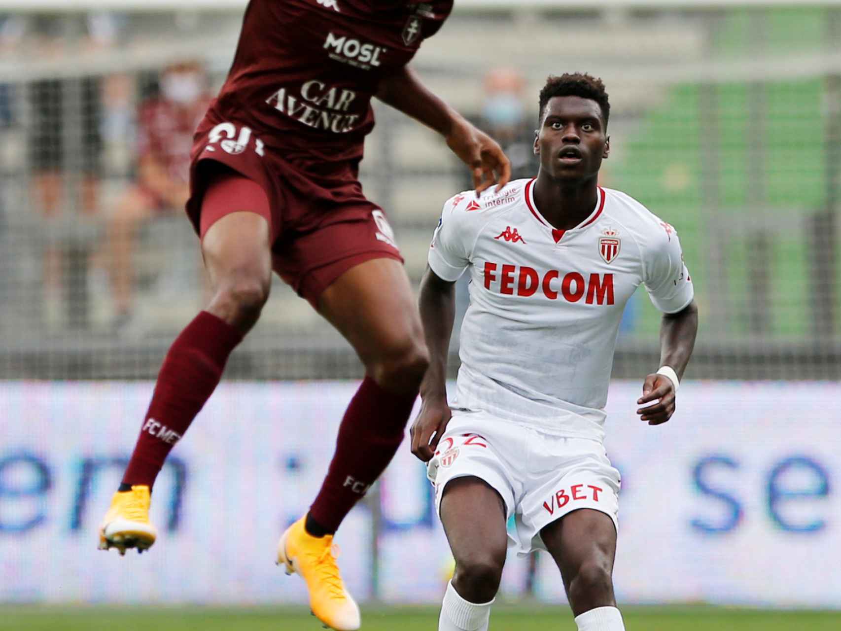 Badiashile (derecha), durante un partido de la Ligue-1 con el Mónaco