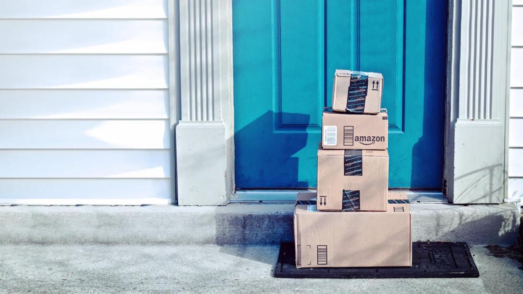 Pedidos de Amazon en la puerta de un domicilio.