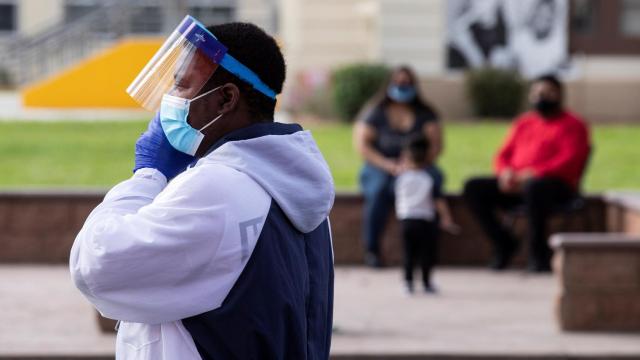 Un hombres estadounidense con una máscara protectora.