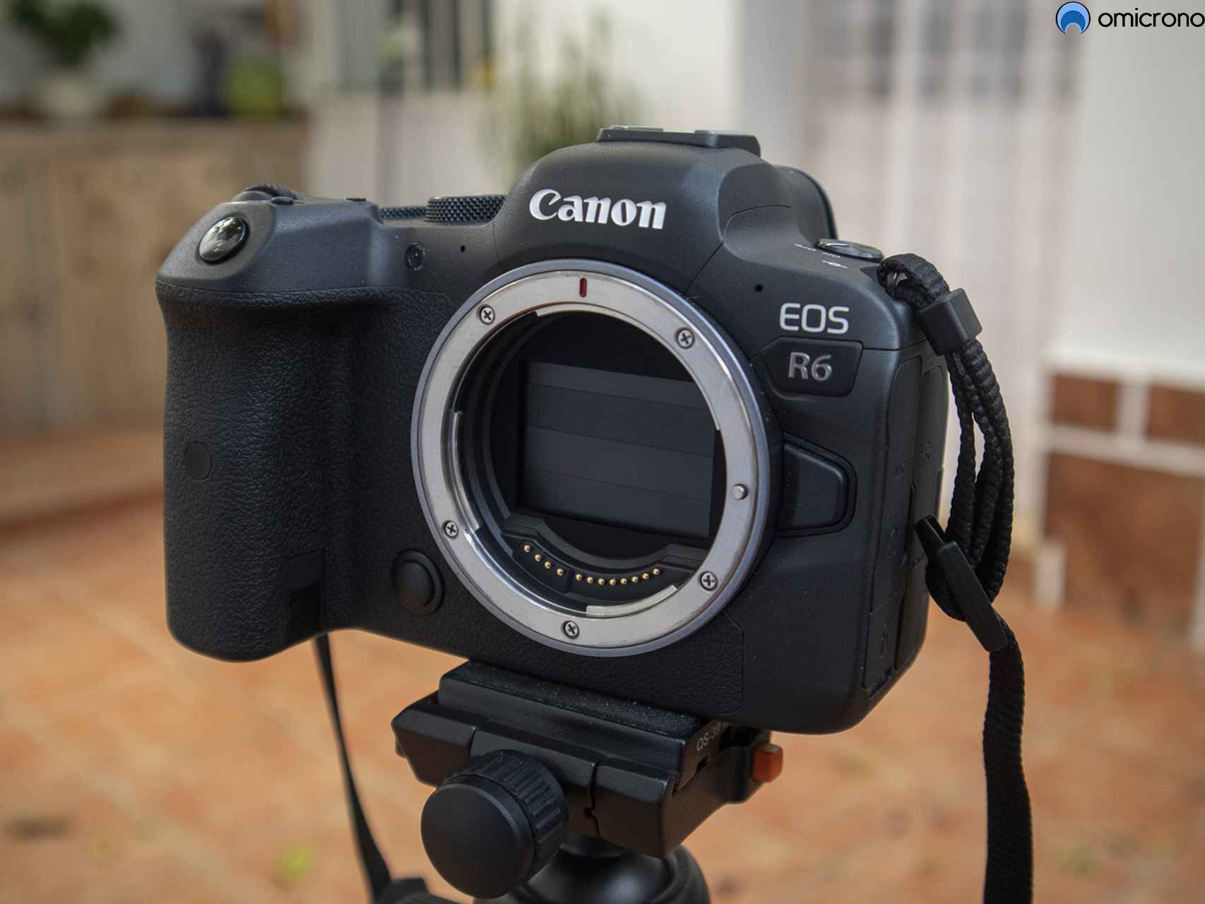 La Canon EOS R6 tiene una construcción casi impecable.