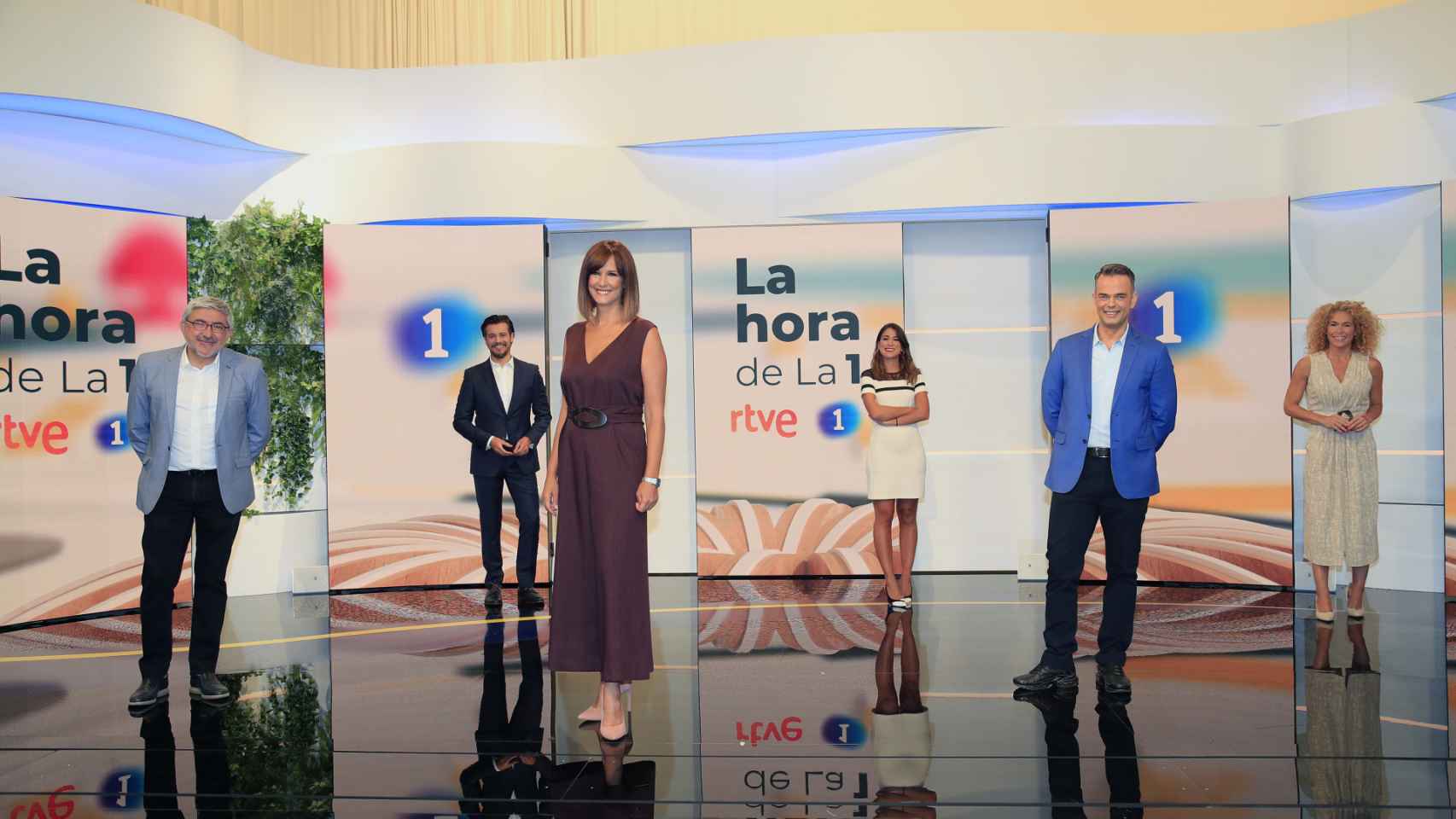 Mónica López y los colaboradores de 'La hora de la 1'.