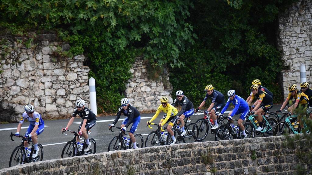Deceuninck Quick Step tira del pelotón del Tour
