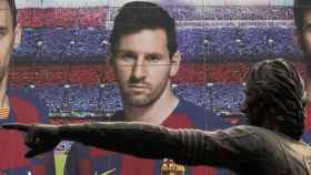 Leo Messi, tras la estatua de Johan Cruyff en el Camp Nou