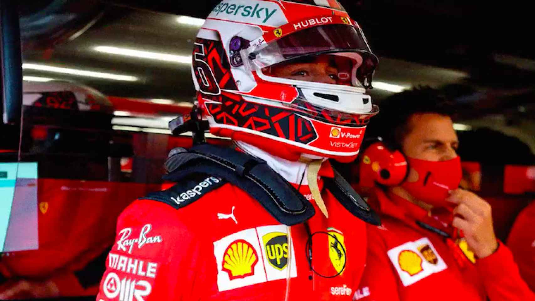 Leclerc en el box de Ferrari