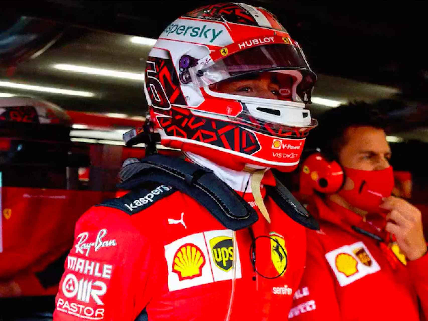 Leclerc en el box de Ferrari
