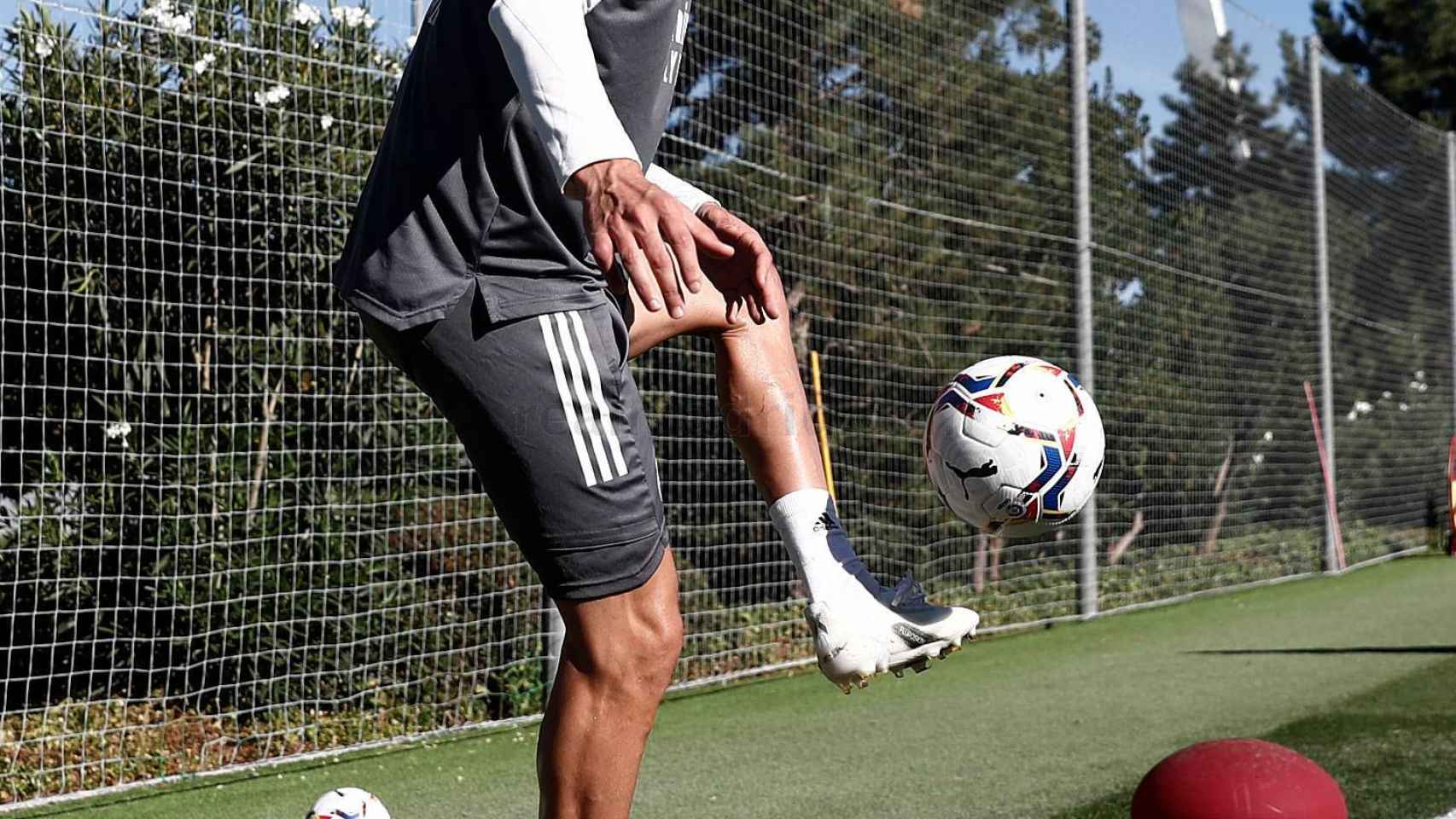 Karim Benzema realiza ejercicios de precisión