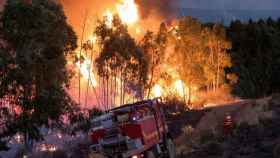 Miembros de la UME trabajan en el incendio de la localidad de Almonaster la Real, en Huelva.