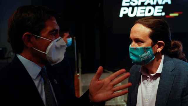 El presidente del BBVA, Carlos Torres, conversa con Pablo Iglesias.