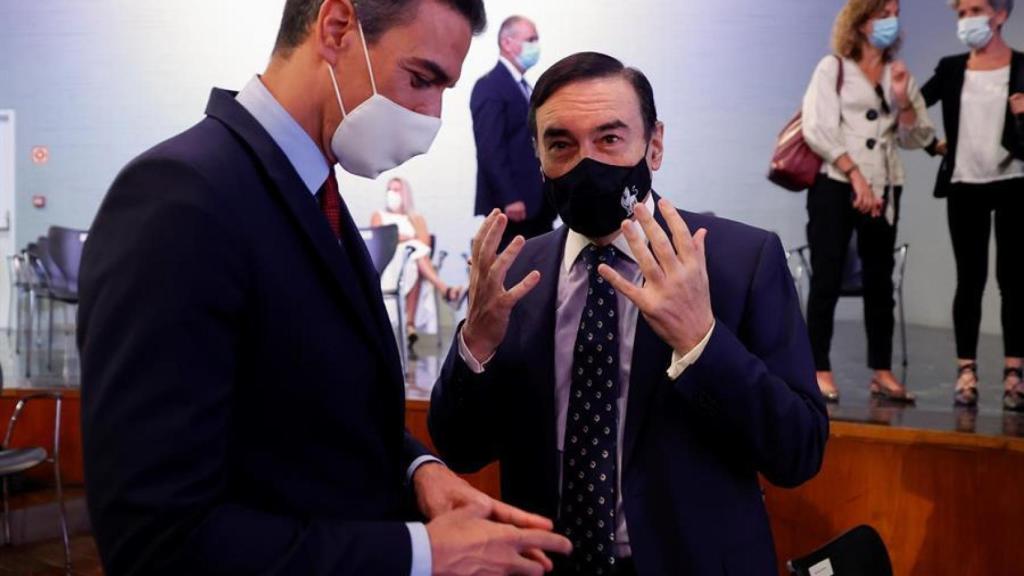 El presidente del Gobierno, Pedro Sánchez (i) conversa con el presidente de EL ESPAÑOL Pedro J. Ramírez.
