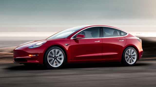 Así es el Tesla Model 3, la berlina con motor eléctrico del fabricante norteamericano.