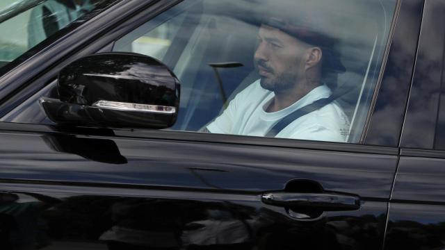 Luis Suárez con su un Range Rover Sport.