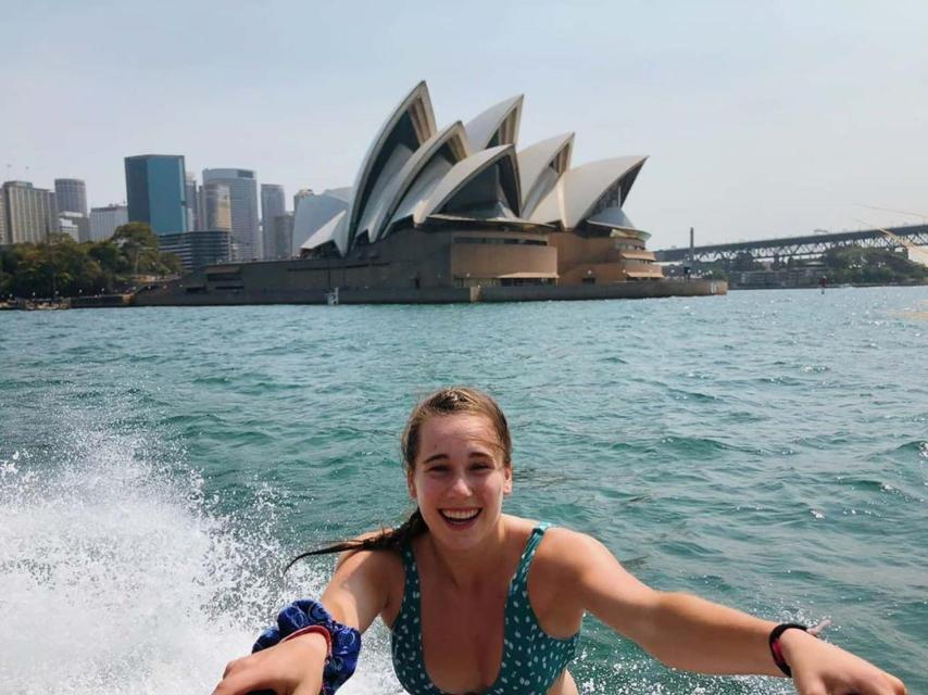Olivia Fresneda con la ópera de Sídney al fondo.