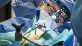 Un cirujano lleva a cabo un procedimiento mínimamente invasivo.