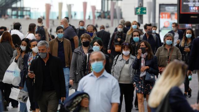 Gente paseando con mascarilla.