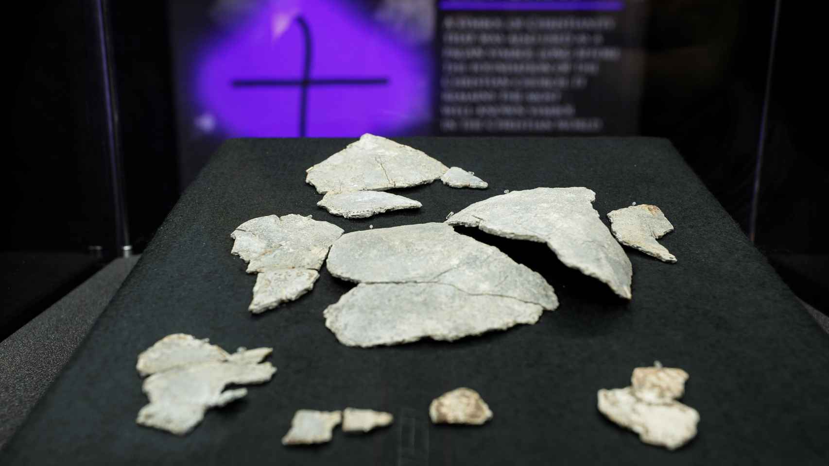 Los fragmentos del cáliz hallado en Vindolanda.