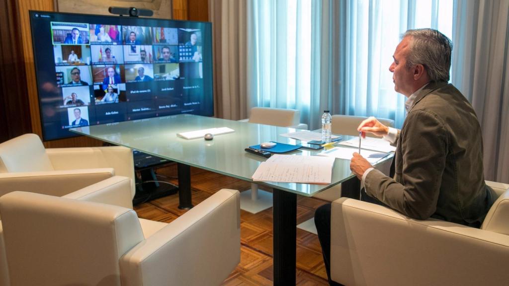 El alcalde de Zaragoza, Jorge Azcón, en el encuentro telemático con su homólogos de 31 ciudades.