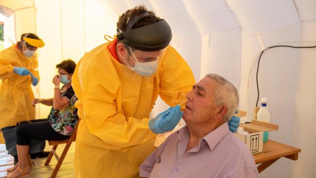 Un hombre sometiéndose a una prueba PCR.