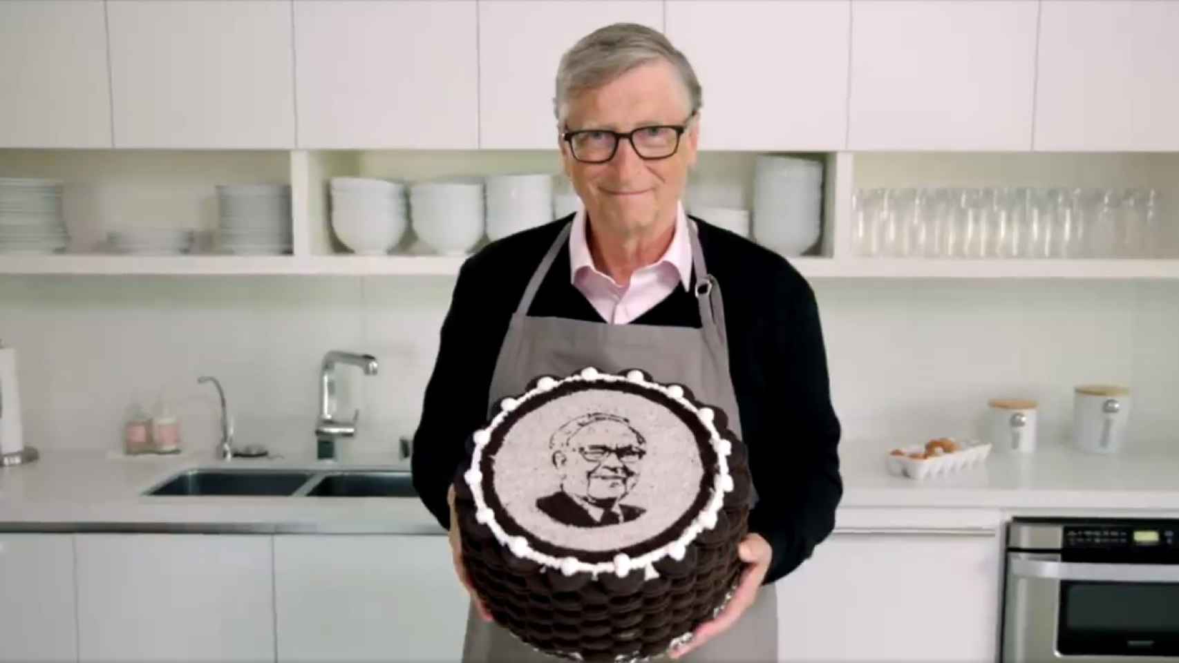 Bill Gates con su tarta de cumpleaños para Warren Buffett.