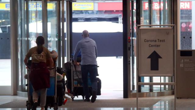 Indicación para llegar al centro de test de coronavirus en el aeropuerto de Munich