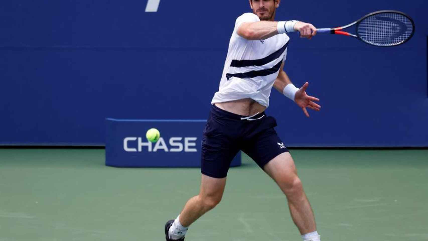 Murray, golpeando una derecha en su estreno en el US Open.