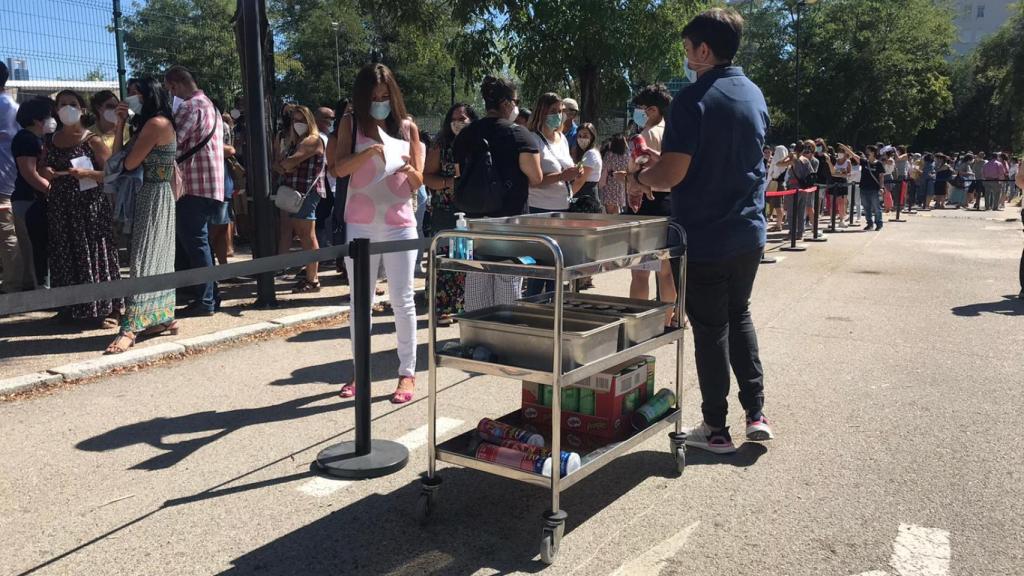 Los miembros de la cafetería aportan víveres a los presentes