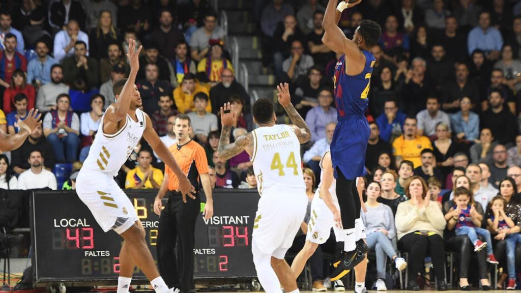 El Real Madrid jugando ante el Barcelona en el Palau