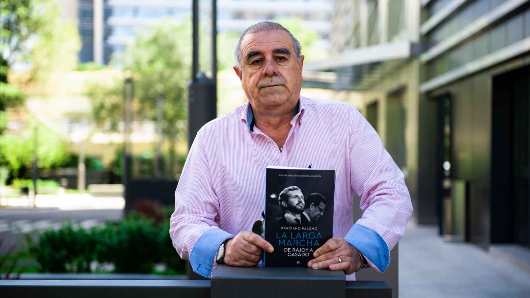 Graciano Palomo posa con un ejemplar de 'La larga marcha: de Rajoy a Casado'.