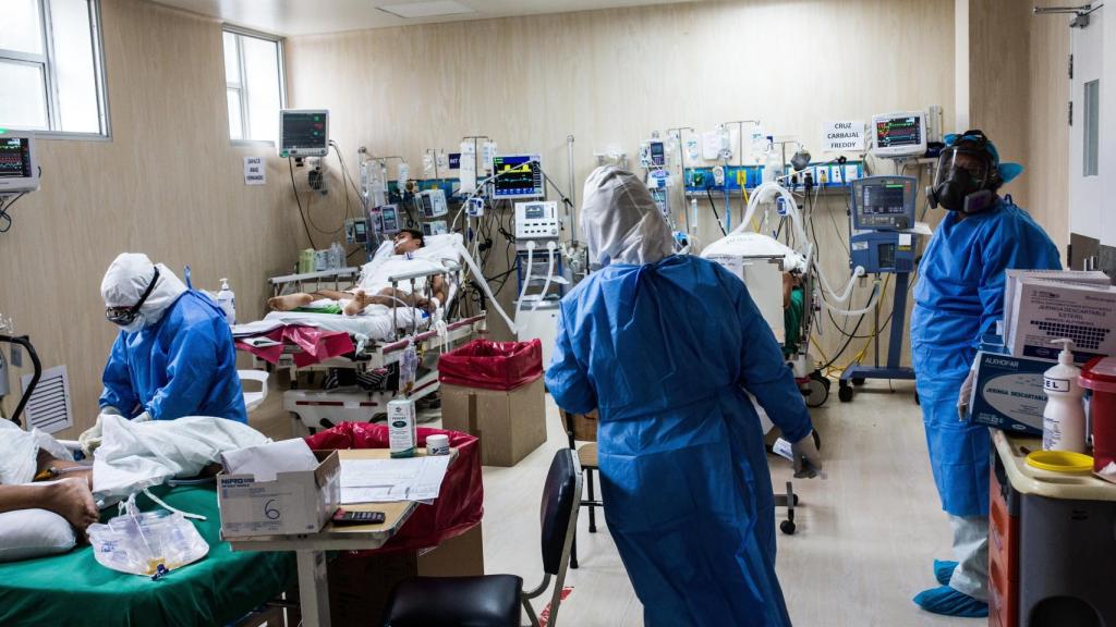 Un equipo de profesionales médicos atienden a pacientes contagiados por Covid.