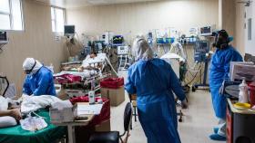 Un equipo de profesionales médicos atienden a pacientes contagiados por Covid.
