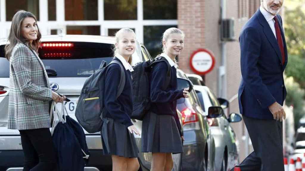 Letizia y Felipe acompañan al colegio a sus dos hijas, Sofía y Leonor.
