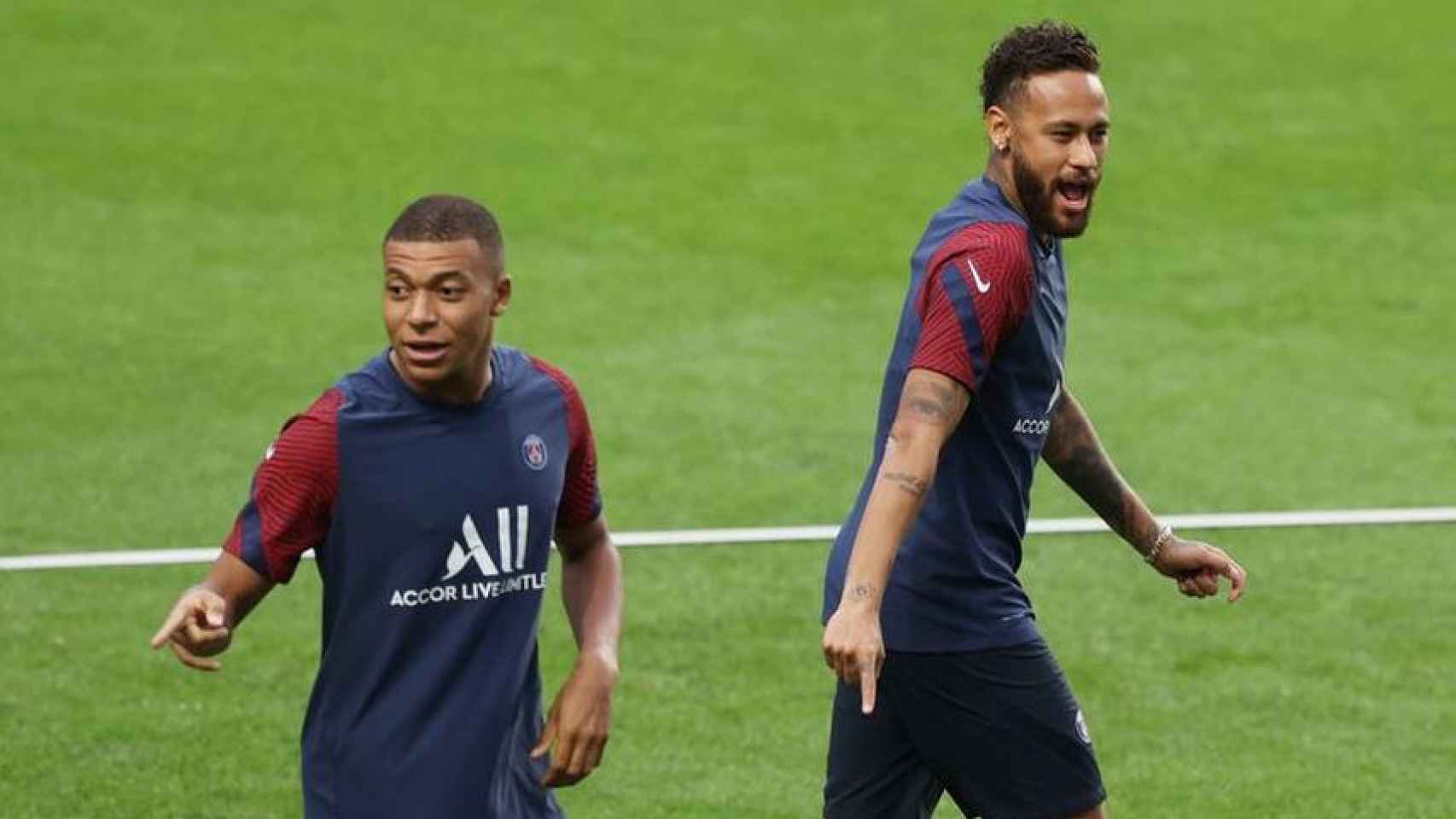 Neymar y Mbappé durante un entrenamiento del PSG