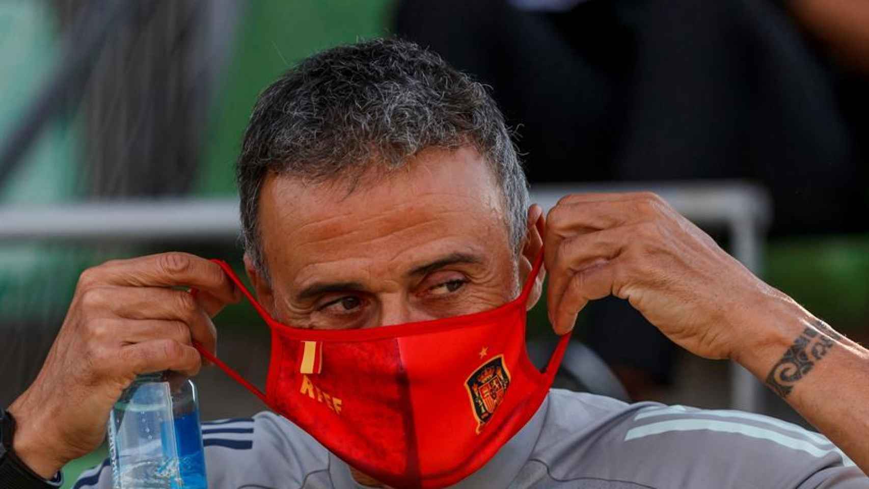 Luis Enrique, poniéndose la mascarilla de la selección española de fútbol