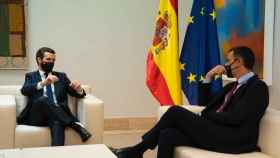 El presidente del Gobierno, Pedro Sánchez, y el líder de la oposición, Pablo Casado, este miércoles en Moncloa.