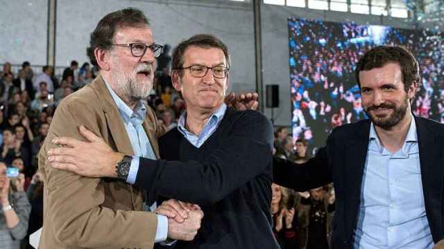 Mariano Rajoy (i), Alberto Núñez Feijóo (c) y Pablo Casado (d), en un acto en Orense.