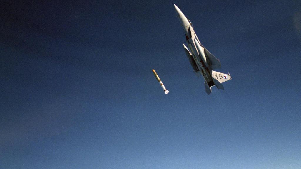 F-15 Eagle lanzando misil antisatélite