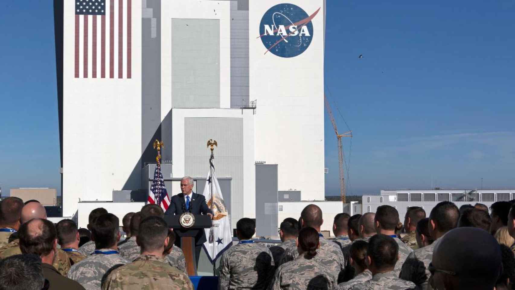 Mike Pence, vicepresidente de Estados Unidos, frente al equipo de la United States Space Command