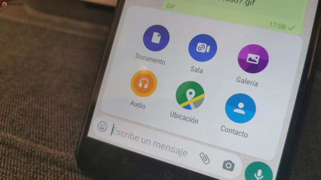 Enviando fotos como documentos en WhatsApp.